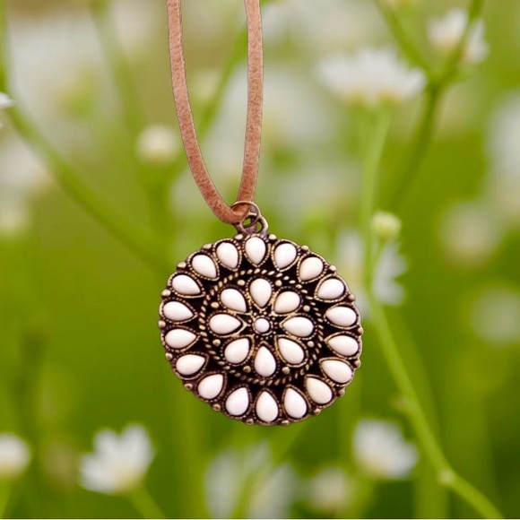 Beautiful Pendant Necklace 👑 - Picture 2 of 3